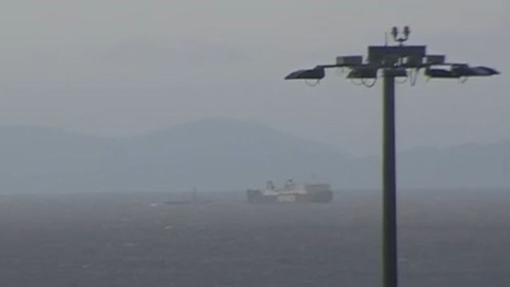 Νεότερα για την επιχείρηση ρυμούλκησης του πλοίου που παρασύρθηκε από τους ανέμους στον Πειραιά