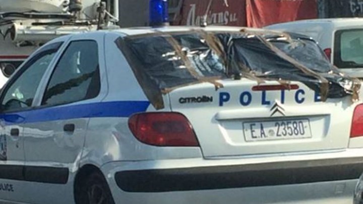 Κουκουλοφόροι έσπασαν περιπολικό στο κέντρο της Αθήνας