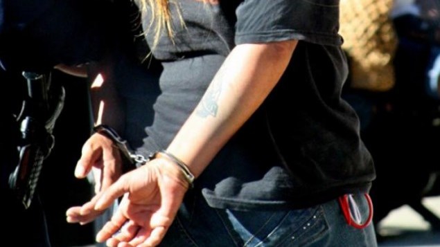 Αστυνόμοι… σαΐνηδες πέρασαν χειροπέδες σε γυναίκα ποδοσφαιριστή – Την πέρασαν για… παράνομη μετανάστρια – ΒΙΝΤΕΟ