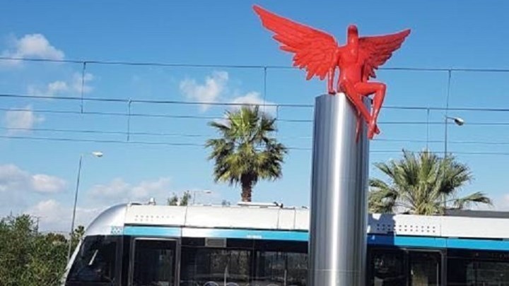 Ο Δήμαρχος Παλαιού Φαλήρου και ο δημιουργός του γλυπτού στον Realfm: Ας το γκρέμισαν οι ανεγκέφαλοι, θα το ξαναστήσουμε