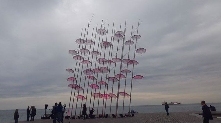 Θεσσαλονίκη: Ο θυελλώδης άνεμος πήρε και σήκωσε ακόμη και τις…ομπρέλες