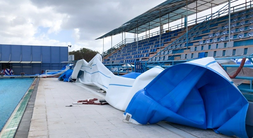 Κρύψτε τα βατραχοπέδιλα και τα γυαλάκια πισίνας – Οι θυελλώδεις άνεμοι «ξήλωσαν» το κολυμβητήριο Χανίων – ΦΩΤΟ