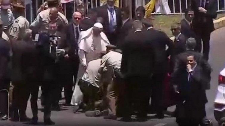 Ο Πάπας σταμάτησε το popemobile για να βοηθήσει την αστυνομικό που έπεσε από το άλογο – ΒΙΝΤΕΟ