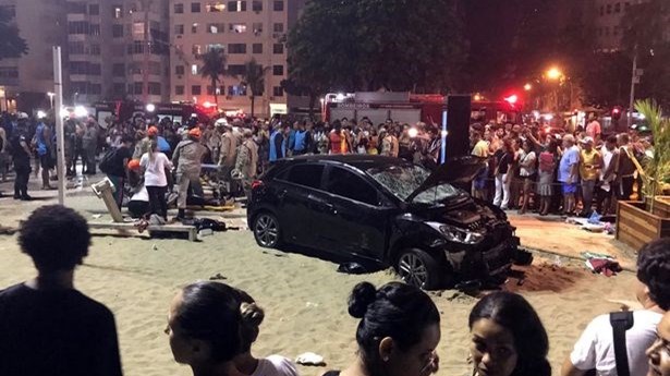 Βραζιλία: Αυτοκίνητο παρέσυρε πεζούς στην Κοπακαμπάνα -Τουλάχιστον 15 τραυματίες – ΦΩΤΟ ΚΑΙ ΒΙΝΤΕΟ
