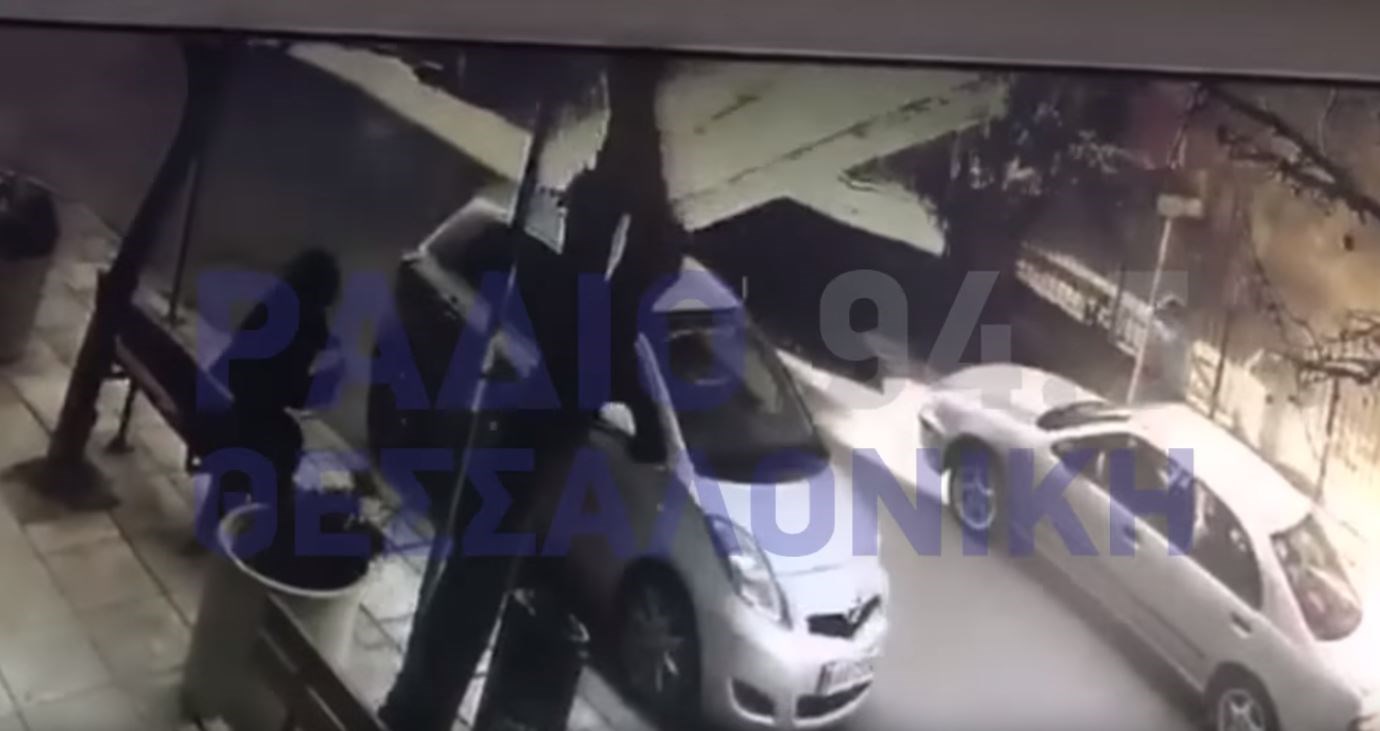 Σοκαριστικό ΒΙΝΤΕΟ- Πατέρας και παιδί γλιτώνουν την τελευταία στιγμή από κομμάτι σκεπής νηπιαγωγείου που αποκολλήθηκε από τον αέρα