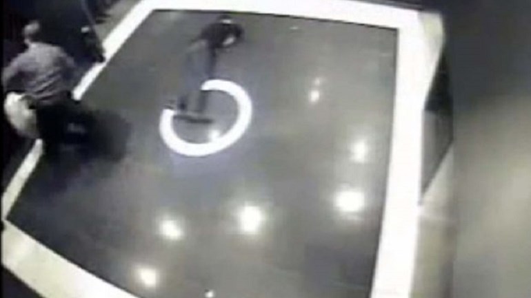 Πυγμάχος βγάζει νοκ άουτ ιδιοκτήτη καφέ στην Πάτρα για τα μάτια μιας γυναίκας- BINTEO