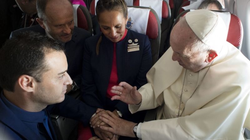 Ο Πάπας Φραγκίσκος πάντρεψε ζευγάρι… σε ύψος 36.000 ποδών – ΒΙΝΤΕΟ