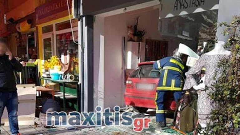 Πανικός στο Κιλκίς – Αυτοκίνητο “εισέβαλε” σε κατάστημα ρούχων- ΦΩΤΟ