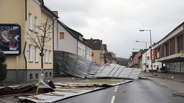 Στους εννέα οι νεκροί στην Ευρώπη από τη «Φρειδερίκη» –  Βίντεο-σοκ με ανθρώπους που παρασύρονται από τους σφοδρούς ανέμους