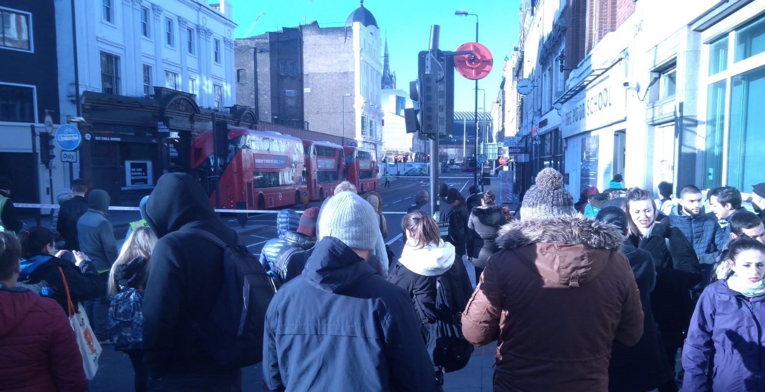 Πυροτεχνουργοί στον σταθμό Kings Cross του Λονδίνου όπου εντοπίστηκε το ύποπτο πακέτο- ΦΩΤΟ