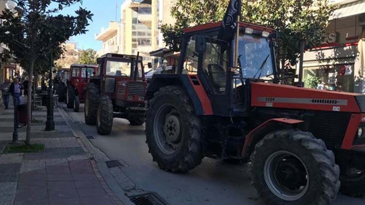 Οι αγρότες έβγαλαν τα τρακτέρ τους στο κέντρο των Φαρσάλων – ΦΩΤΟ