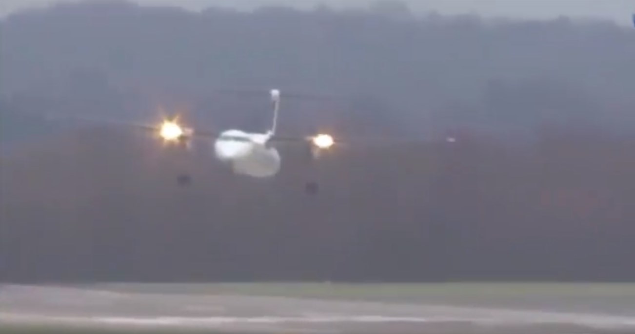 Θρίλερ στον αέρα – Η μάχη του πιλότου να προσγειωθεί με ανέμους 110 χιλιομέτρων την ώρα – ΒΙΝΤΕΟ