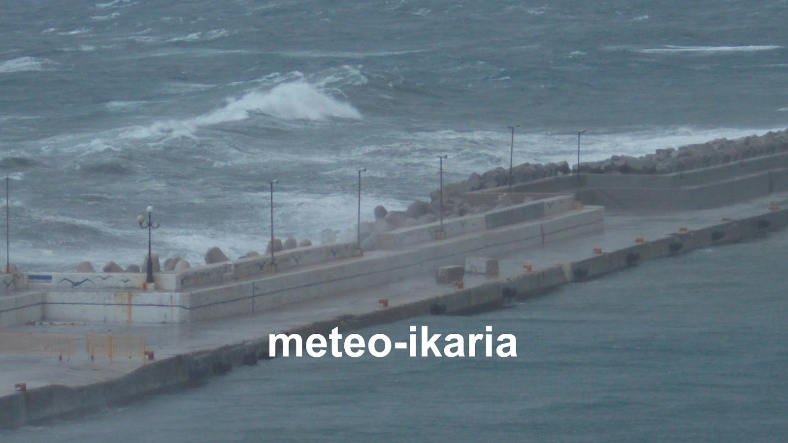 Τα 10 μποφόρ έφτασαν οι άνεμοι στην Ικαρία – Κόπηκε στα δυο ο μόλος στο λιμάνι του Ευδήλου – ΦΩΤΟ