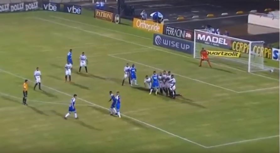 Απίθανο: Η καλύτερη κομπίνα φάουλ που έχουμε δει εδώ και πολύ καιρό – ΒΙΝΤΕΟ