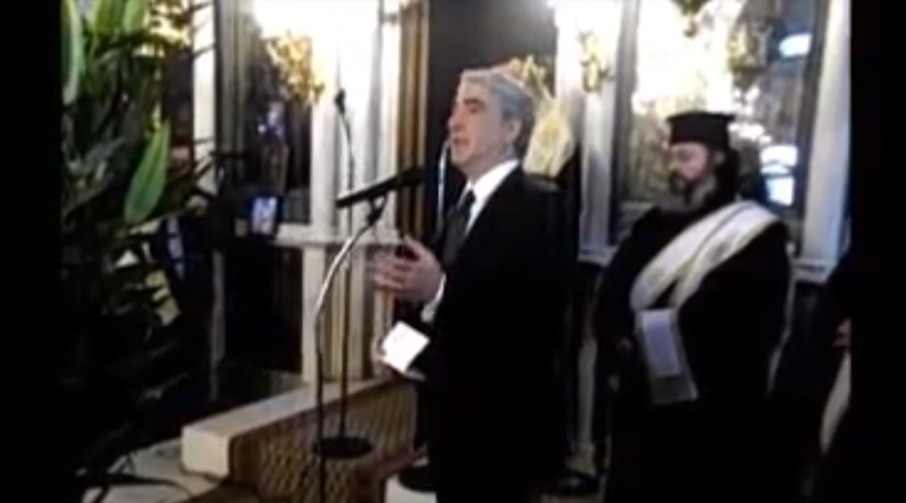 “Λύγισε” ο Σίμος Κεδίκογλου στην κηδεία του πατέρα του – ΒΙΝΤΕΟ