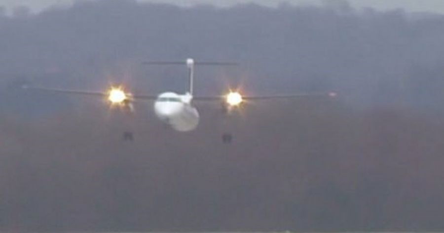 Αεροσκάφος καταφέρνει να προσγειωθεί… πλαγίως εν μέσω θυελλωδών ανέμων – ΒΙΝΤΕΟ