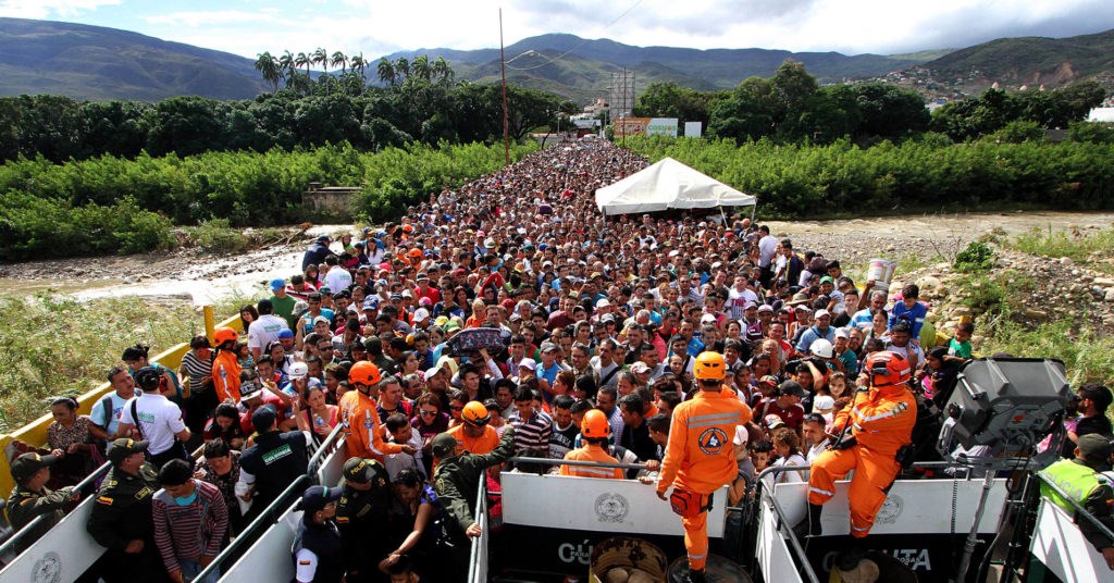 Εκατοντάδες χιλιάδες Βενεζουελάνοι φεύγουν για να γλιτώσουν από τη δικτατορία του Μαδούρο