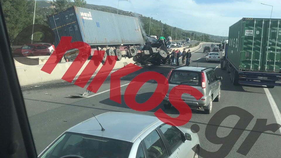 Νταλίκα “καβάλησε” το διαχωριστικό στην εθνική Αθηνών- Λαμίας- ΦΩΤΟ – ΒΙΝΤΕΟ αναγνώστη