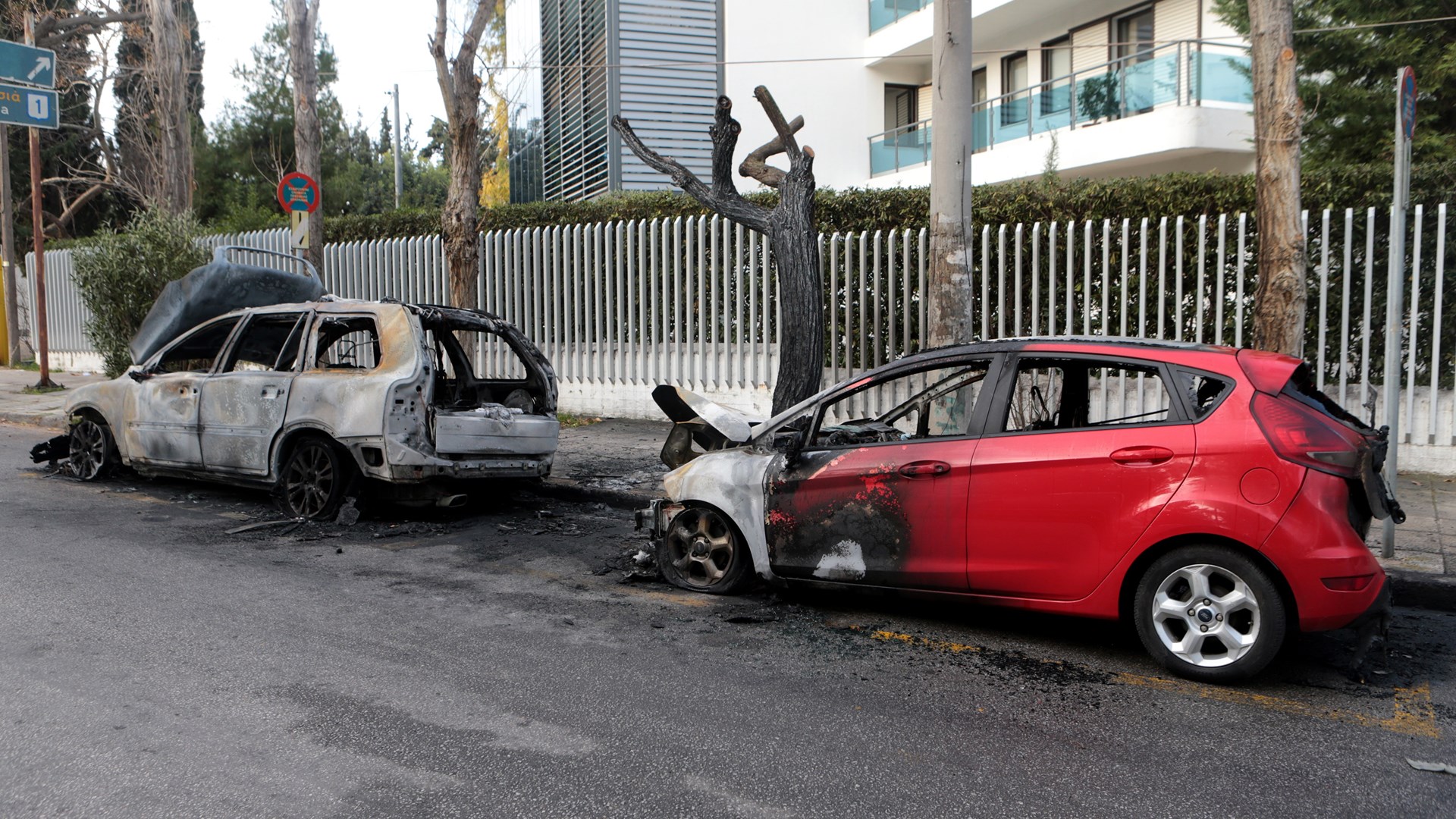 Έβαλαν φωτιά σε οχήματα έξω από την πρεσβεία της Ουκρανίας στη Φιλοθέη – ΦΩΤΟ