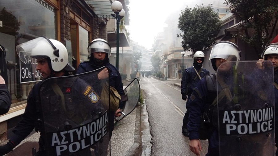 Ένταση και χημικά στην πορεία οπαδών του Σώρρα στο Αγρίνιο- ΒΙΝΤΕΟ- ΦΩΤΟ