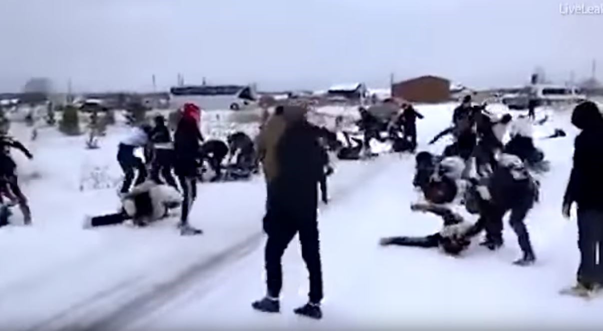 “Βάφτηκε” κόκκινο το χιόνι – Άγριο ξύλο μεταξύ Ρώσων χούλιγκαν – ΒΙΝΤΕΟ