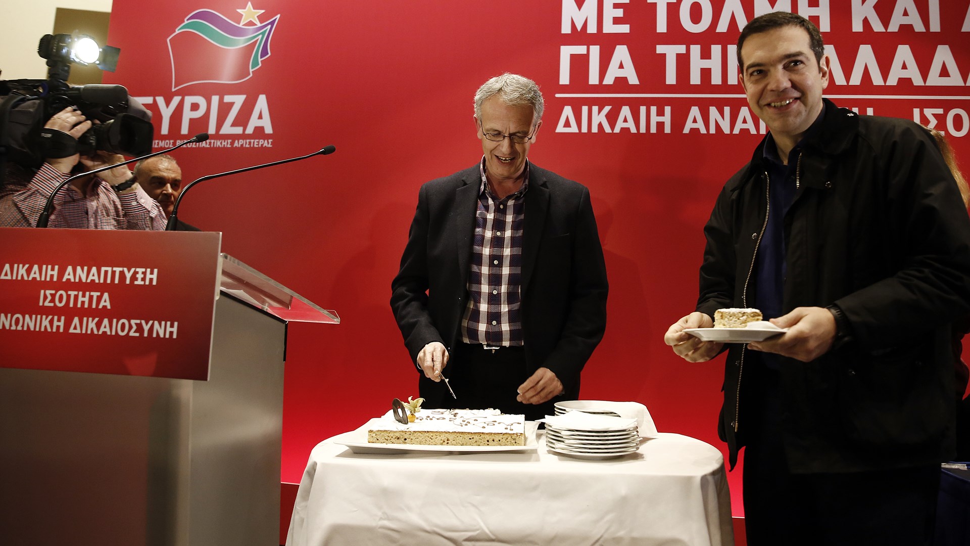 Selfie και χαμόγελα στην κοπή της πίτας του ΣΥΡΙΖΑ – Ποιοι κέρδισαν φλουρί – ΦΩΤΟ