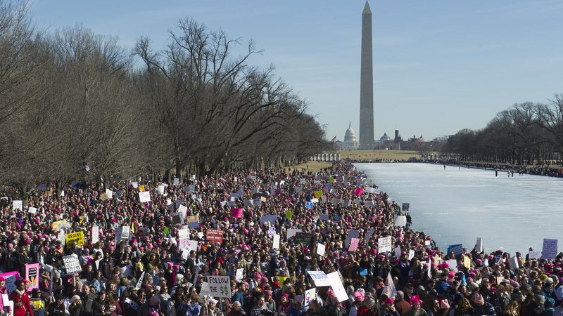 Γυναίκες στα ροζ διαδήλωσαν σε 250 πόλεις των ΗΠΑ κατά του Τραμπ – ΦΩΤΟ