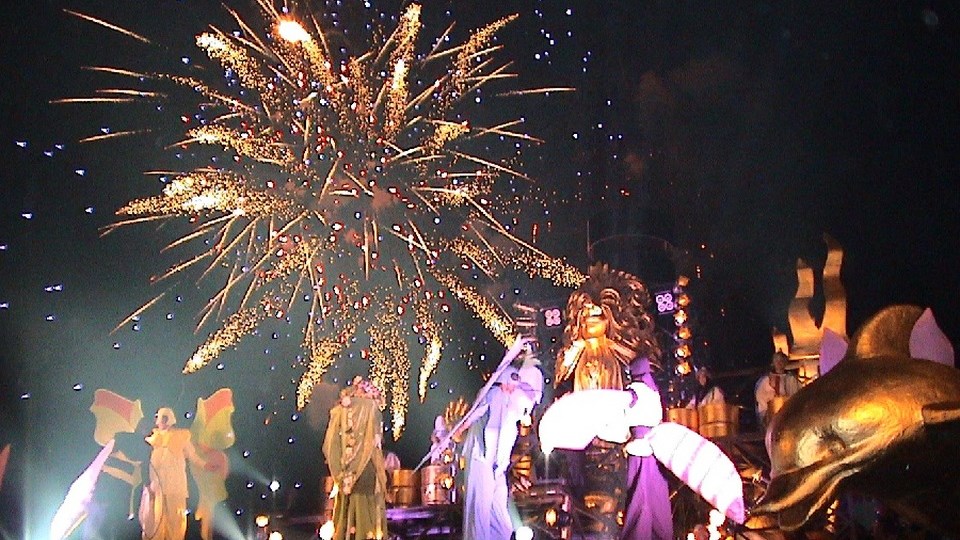 Ξεκίνησε το πατρινό καρναβάλι με μία φαντασμαγορική τελετή στην πλατεία Γεωργίου – ΒΙΝΤΕΟ