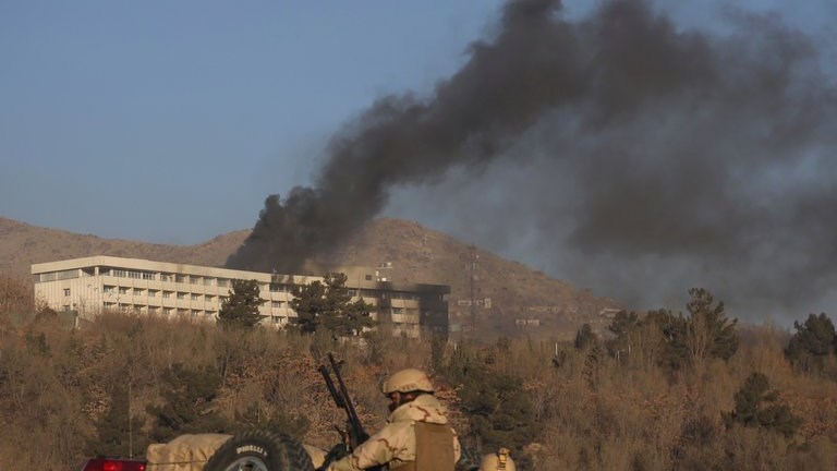 Έληξε η ομηρία στο ξενοδοχείο της Καμπούλ – Τουλάχιστον έξι νεκροί – ΦΩΤΟ