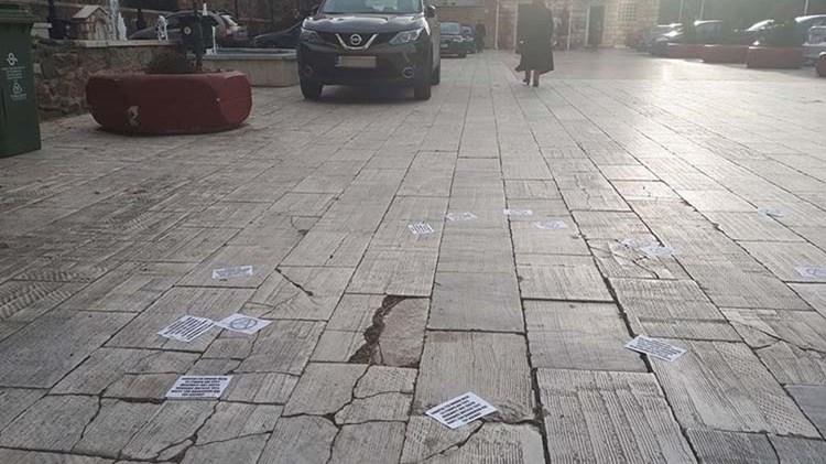 Τρικάκια για το συλλαλητήριο πέταξαν έξω από τον Ιερό Ναό του Αγίου Δημητρίου στη Θεσσαλονίκη – ΦΩΤΟ