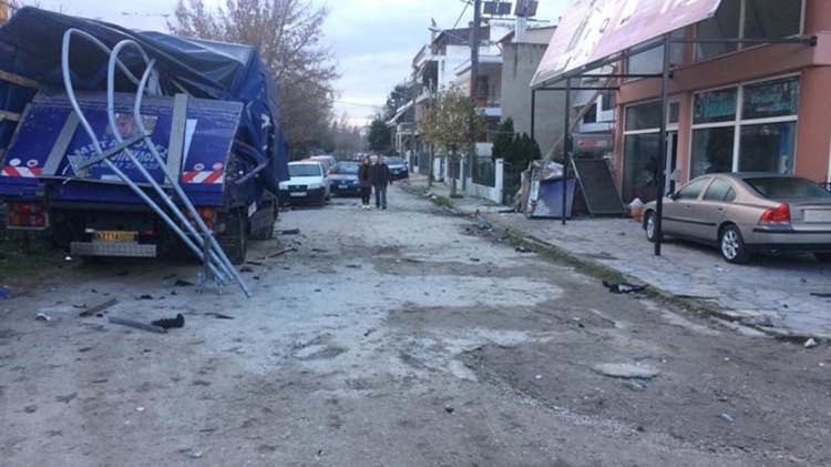 Εκτός ελέγχου αυτοκίνητο σκορπά τον τρόμο στη Λάρισα – ΦΩΤΟ