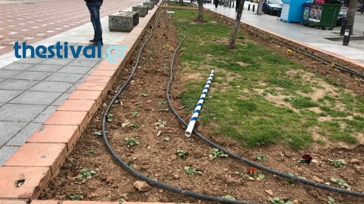 Κουκουλοφόροι άρπαξαν σημαίες από 15χρονα κορίτσια που πήγαιναν στο συλλαλητήριο- ΦΩΤΟ