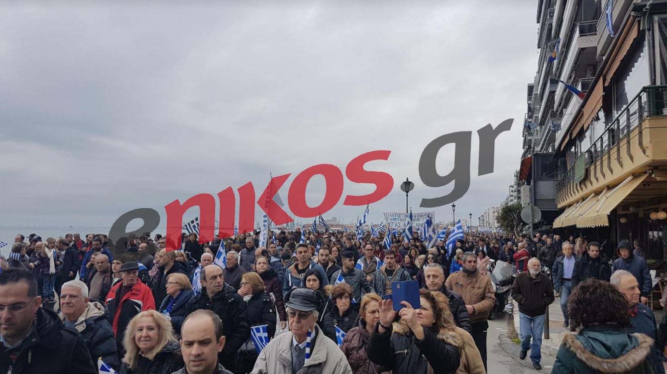 Συνεχίζουν να καταφθάνουν διαδηλωτές στον Λευκό Πύργο – ΦΩΤΟ