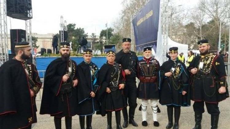 Δείτε γιατί αυτός ο σκύλος κλέβει την παράσταση στο συλλαλητήριο για τη Μακεδονία – ΦΩΤΟ