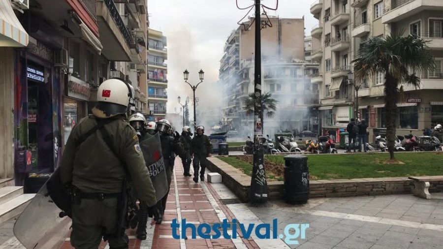 Επεισόδια μεταξύ διαδηλωτών και ΜΑΤ στη Θεσσαλονίκη- ΒΙΝΤΕΟ- ΤΩΡΑ