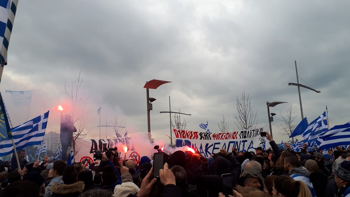 Έκαψαν σημαία των Σκοπίων στο συλλαλητήριο για τη Μακεδονία- ΦΩΤΟ