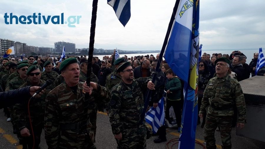 Έφεδροι τραγούδησαν το “Μακεδονία Ξακουστή” και έψαλαν τον Εθνικό Ύμνο στο άγαλμα του Μ. Αλεξάνδρου – ΒΙΝΤΕΟ – ΦΩΤΟ