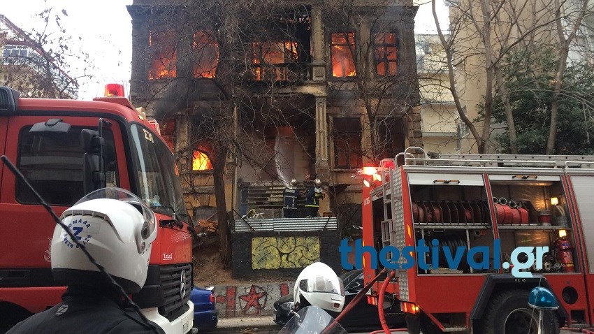 Πυρκαγιά σε κτίριο στη Θεσσαλονίκη όπου στεγάζεται κατάληψη – ΒΙΝΤΕΟ – ΦΩΤΟ