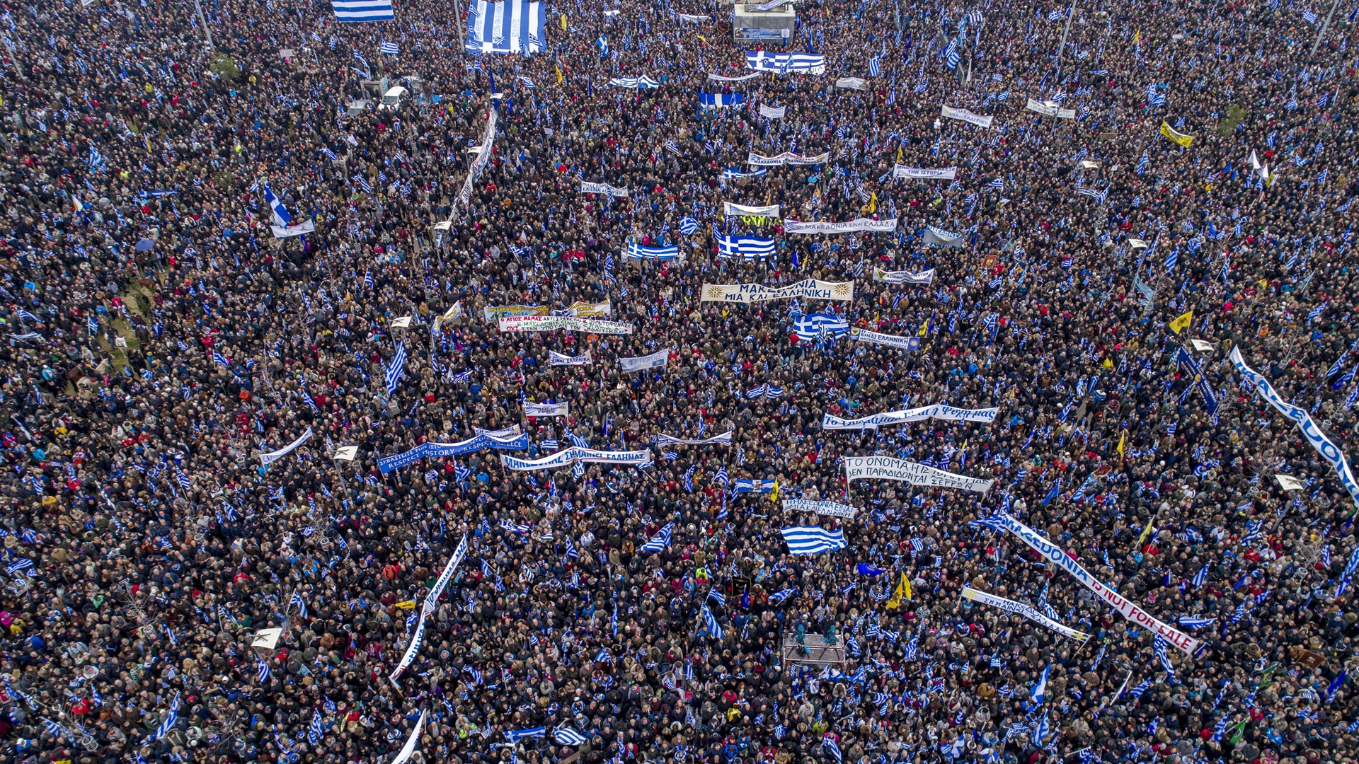 Μια εικόνα…χίλιες λέξεις – Τεράστιο “ψηφιδωτό” πολιτών στο συλλαλητήριο στη Θεσσαλονίκη για τη Μακεδονία – ΦΩΤΟ