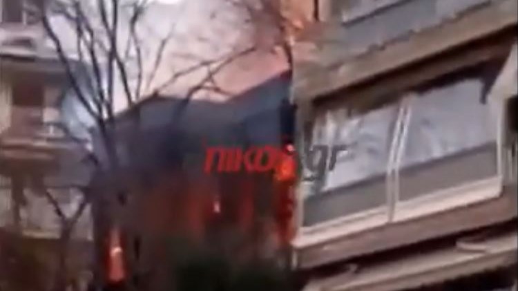 Κουκουλοφόροι πέταξαν μολότοφ και πυρπόλησαν κτίριο υπό κατάληψη στη Θεσσαλονίκη – ΒΙΝΤΕΟ αναγνώστη