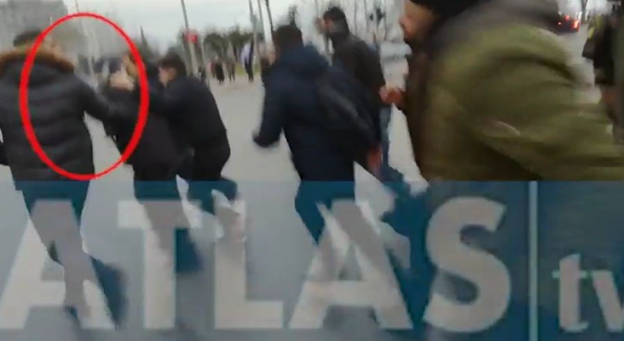 Η στιγμή που χτυπάνε και βρίζουν χυδαία τον Ζουράρι στο συλλαλητήριο για τη Μακεδονία στη Θεσσαλλονίκη – ΒΙΝΤΕΟ