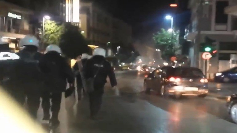 Επεισόδια με έναν τραυματία αστυνομικό στο κέντρο της Πάτρας – ΒΙΝΤΕΟ