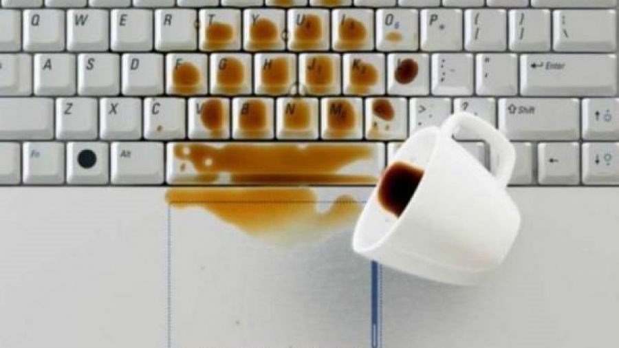 Τι πρέπει να κάνετε αν πέσει καφές στο laptop σας