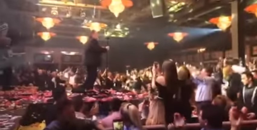 Ο Βασίλης Καρράς τραγουδά το “Μακεδονία Ξακουστή” – ΒΙΝΤΕΟ