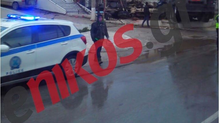 Φορτηγό κατέληξε αναποδογυρισμένο στην αυλή εκκλησίας- ΦΩΤΟ αναγνώστη