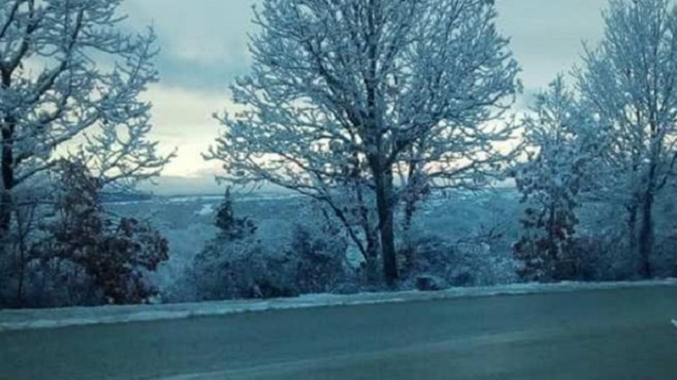 Χιόνια στα ορεινά της Θεσσαλονίκης και της Χαλκιδικής- Κλειστά σχολεία- Πού χρειάζονται αλυσίδες