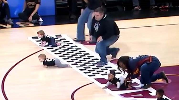 Απολαυστικός αγώνας… μπουσουλήματος στο παρκέ – ΒΙΝΤΕΟ