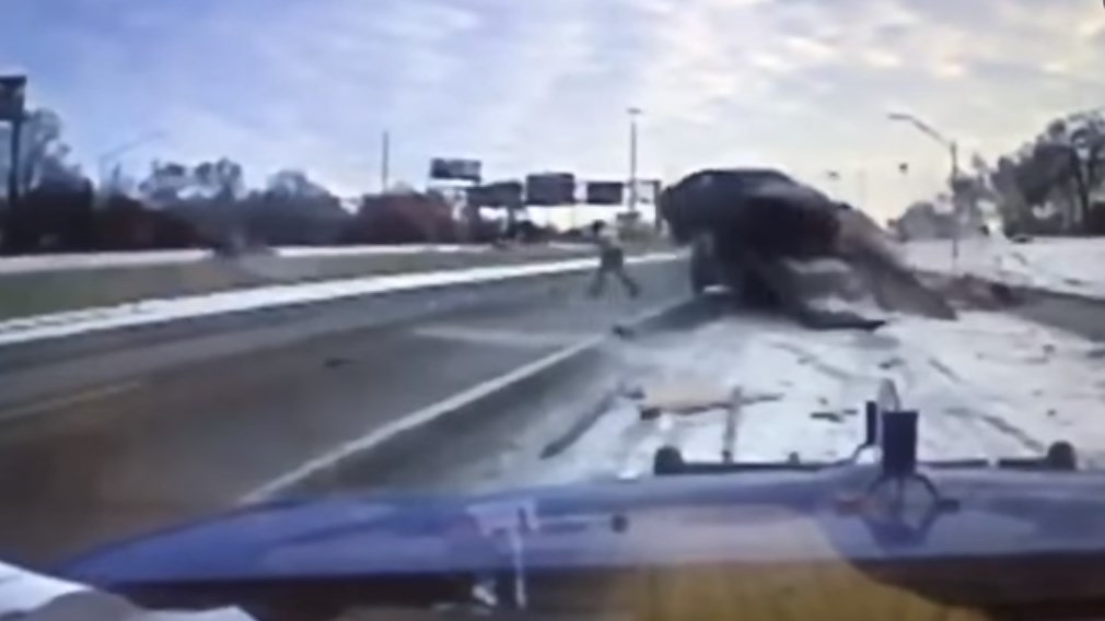 Υπάλληλος οδικής βοήθειας με τύχη…βουνό – Δείτε το συγκλονιστικό βίντεο