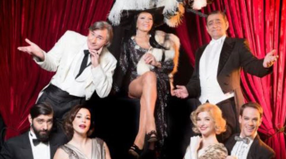 Ο θίασος του “Αναζητώντας τον Αττίκ” ποζάρει στο enikos.gr