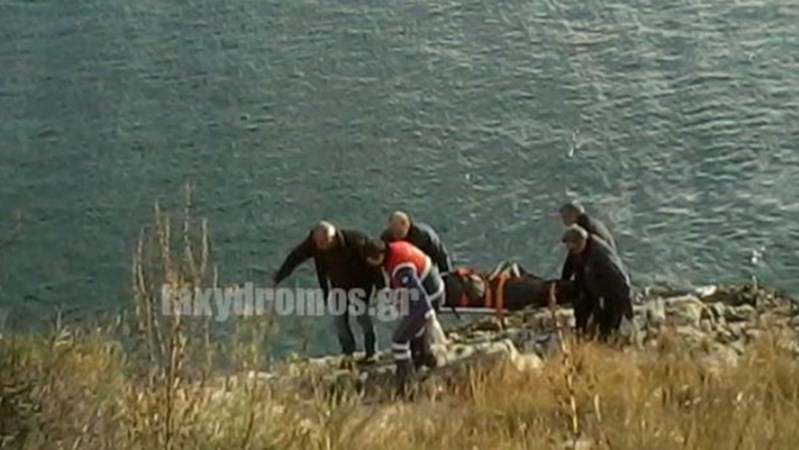 Δέθηκε στο μηχανάκι του με καλώδιο και έκανε “βουτιά θανάτου”